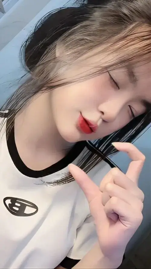 Gái xinh 2k5 xuất hiện ở giảng đường rất trong trẻo