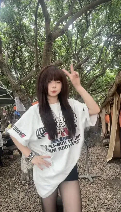 Bộ ảnh gái xinh 2k5 phong cách sinh viên nhẹ nhàng mà cuốn mắt