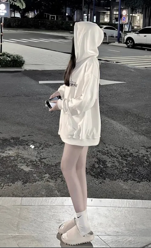 Quay lưng nhẹ nhàng làm nổi bóng dáng đầy nghệ thuật