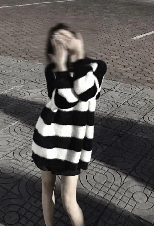 Khoảnh khắc che mặt tinh tế trong không gian yên tĩnh