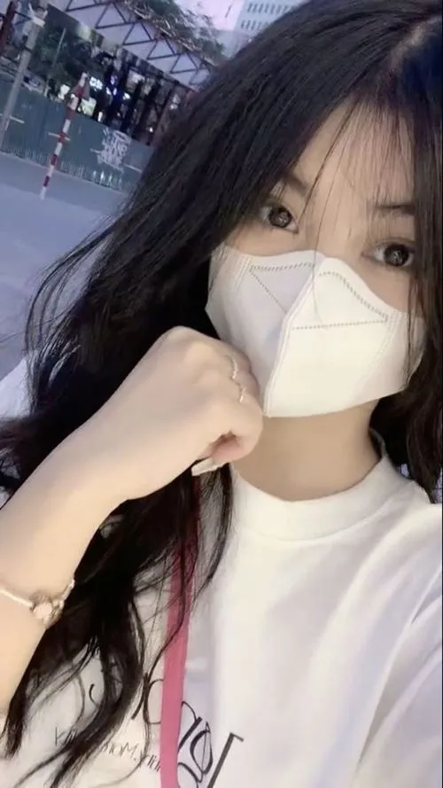 Hình ảnh gái xinh che mặt gợi dư ảnh sâu lắng