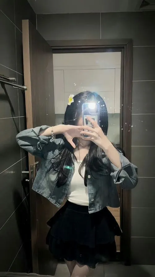 Gái xinh giấu mặt dưới ánh sáng gợi tò mò tinh tế