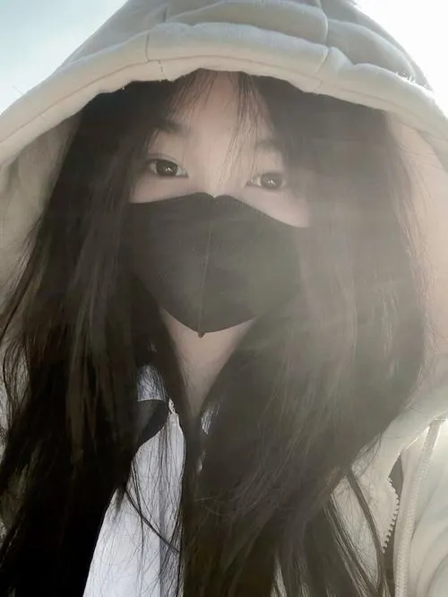 Ánh sáng mơ hồ ôm trọn gái xinh giấu mặt