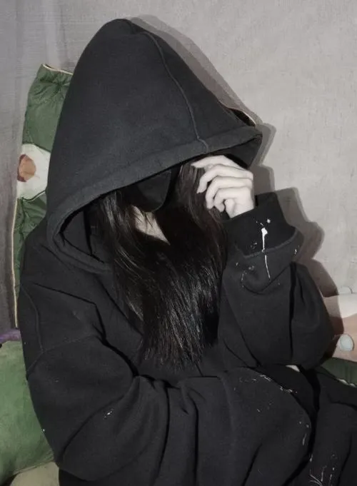 Ảnh gái xinh bí ẩn khiến người xem phải tự vẽ nên gương mặt