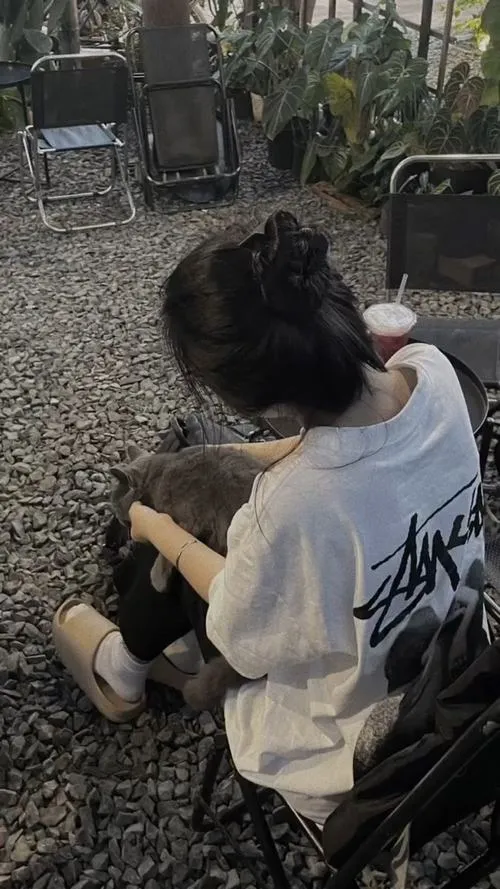 Trang phục dẫn dắt cảm xúc trong ảnh che mặt