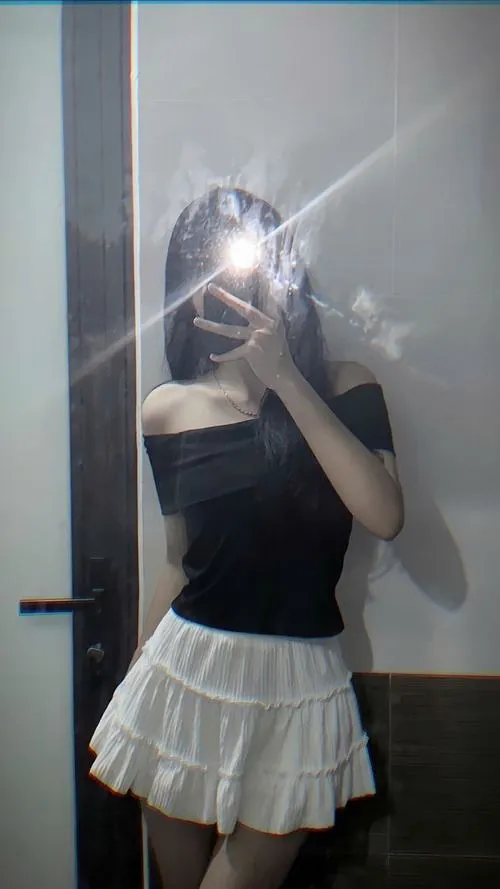 Khoảnh khắc không lộ diện vẫn đầy cảm xúc nghệ thuật