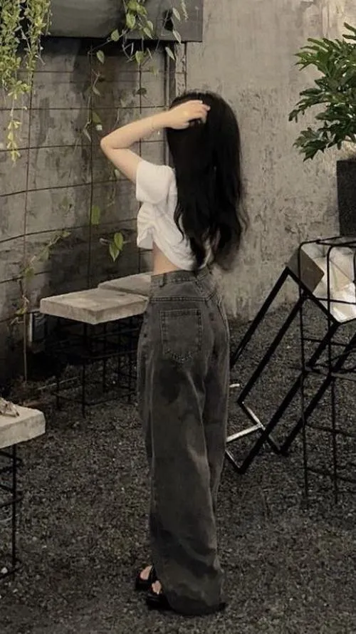 Quay lưng cho thấy đường cong lưng dịu dàng