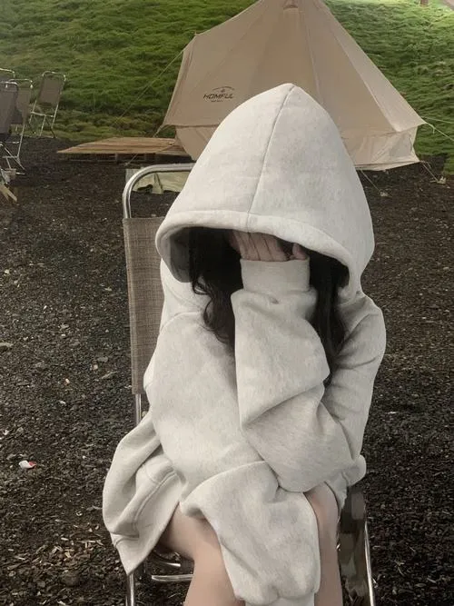 Bàn tay che mặt giữ lại ánh nhìn tưởng tượng