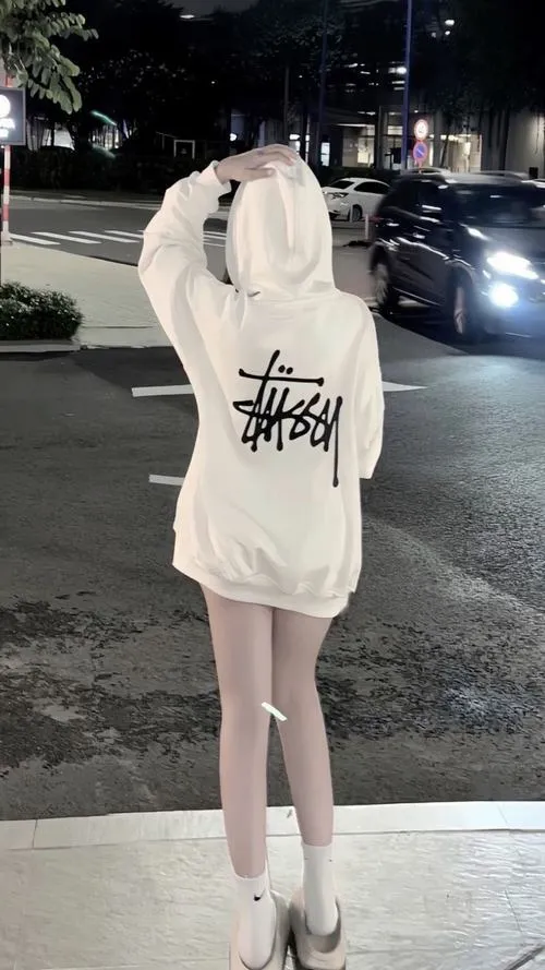 Gái xinh bí ẩn đứng yên giữa không gian trống