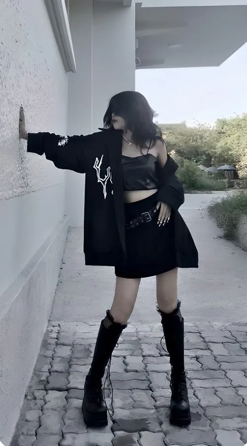 Tóc dài buông che khuôn mặt tăng lạnh lùng