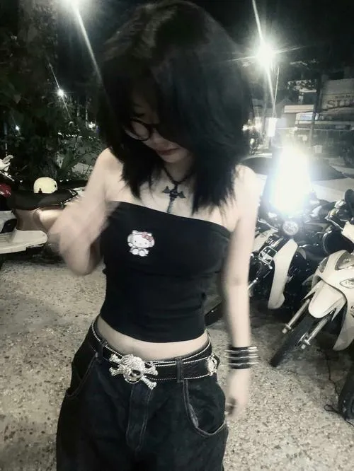 Cool girl đứng yên với ánh sáng ngược