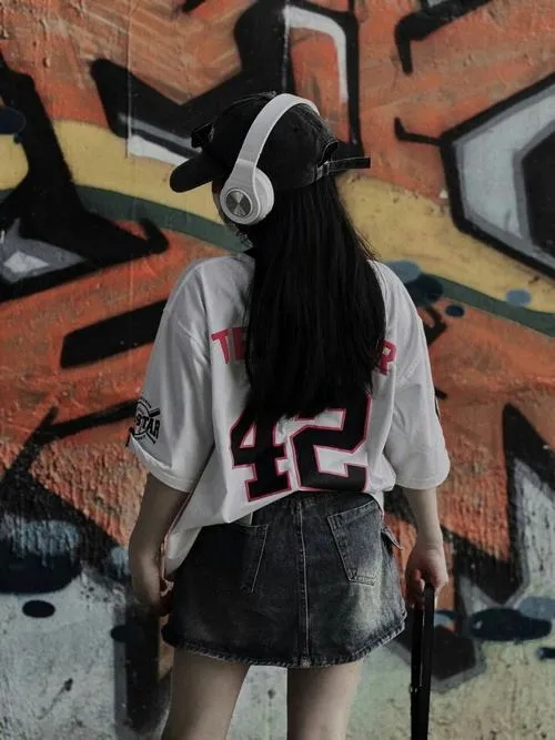 Ảnh gái xinh che mặt thể hiện thần thái ngầu