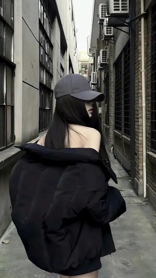 Bóng lưng gái xinh che mặt trong ánh đèn neon