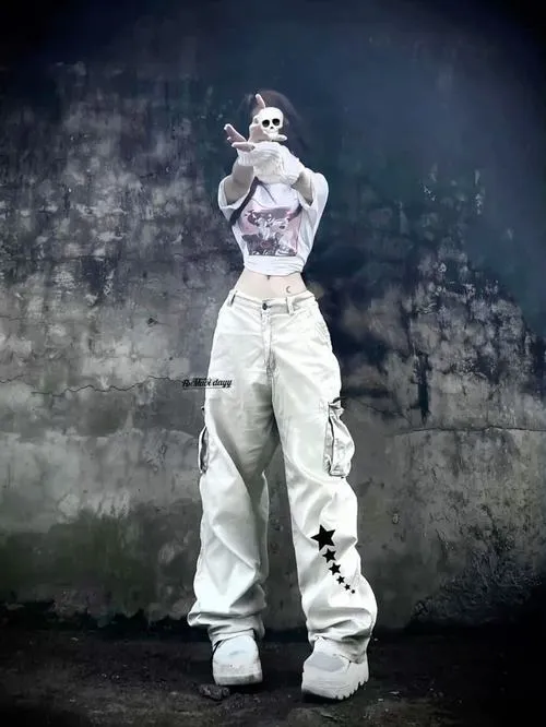 Gái xinh cá tính che mặt dưới ánh sáng ngược sắc lạnh