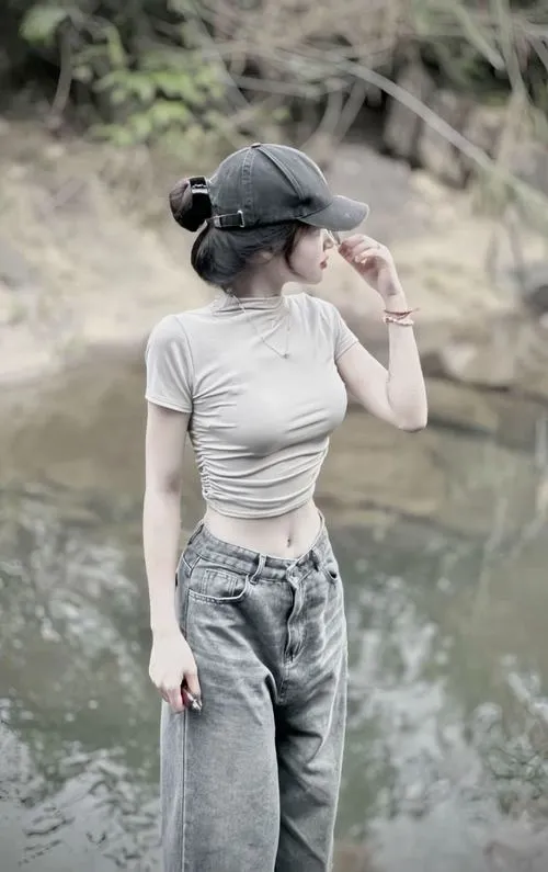 Dark vibe bao phủ gái xinh giấu mặt