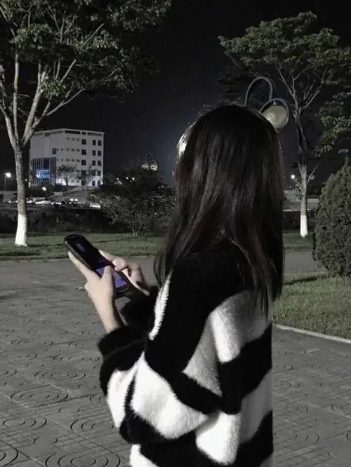 Không lộ mặt vẫn xinh với vibe ngầu trầm