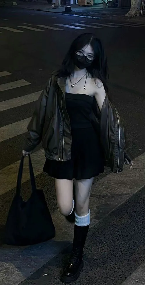 Ảnh girl lạnh lùng với outfit tối màu không lộ mặt