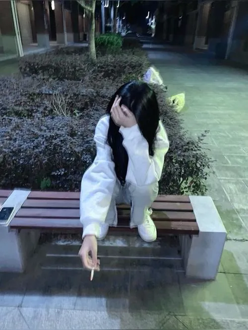 Ánh sáng ngược chiều giữ khuôn mặt trong bóng tối