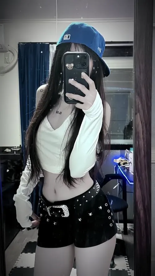 Ảnh nghệ thuật khắc họa gái xinh che mặt trầm