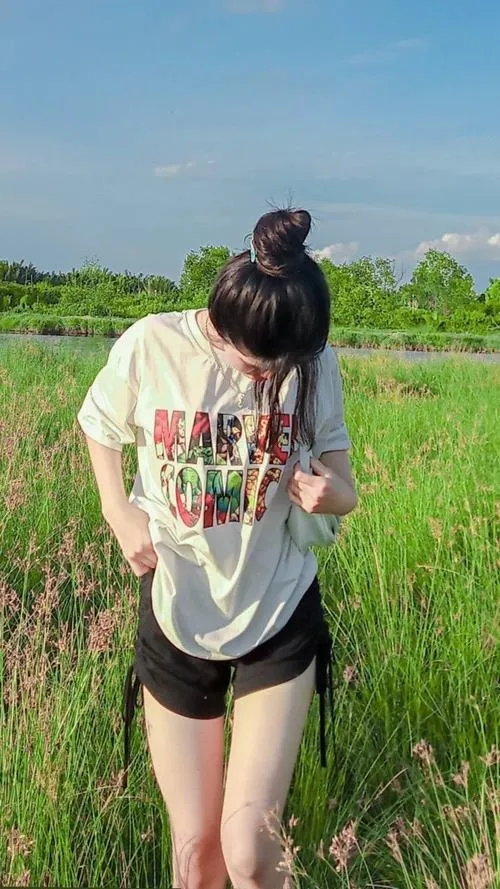 Ảnh gái xinh nghệ thuật nhấn tay che mặt đầy bí ẩn