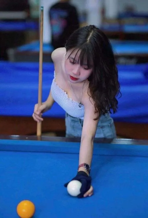 Vẻ ảnh girl bida giữa bida 8 bi nổi