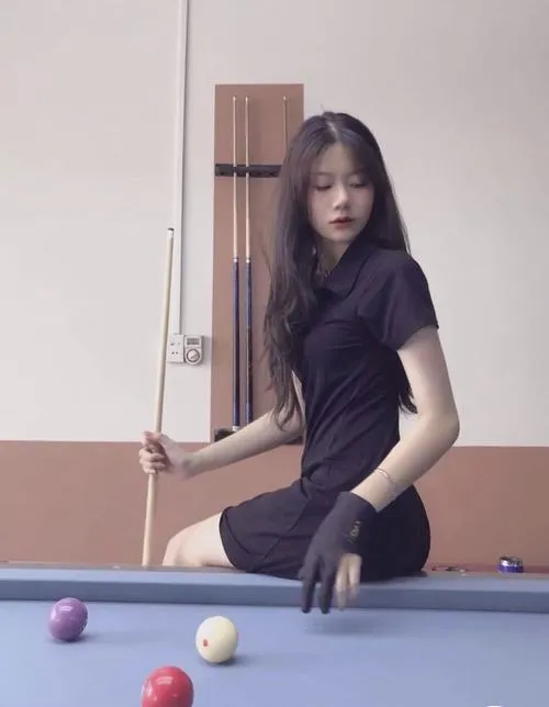 Cảm giác gái đẹp chơi bida lan tỏa trong không gian