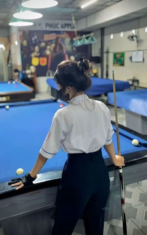 Khoảnh khắc gái xinh bên đèn treo phòng bida