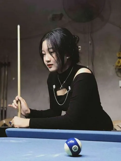 Dáng mỹ nhân bida cúi người bên bàn bida xanh