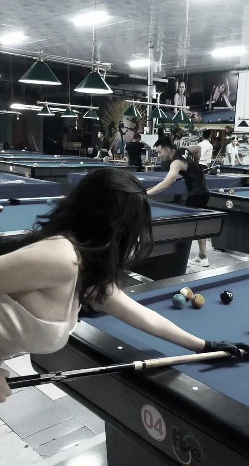 Ánh mắt mỹ nhân bida phản chiếu ánh đèn vàng dịu