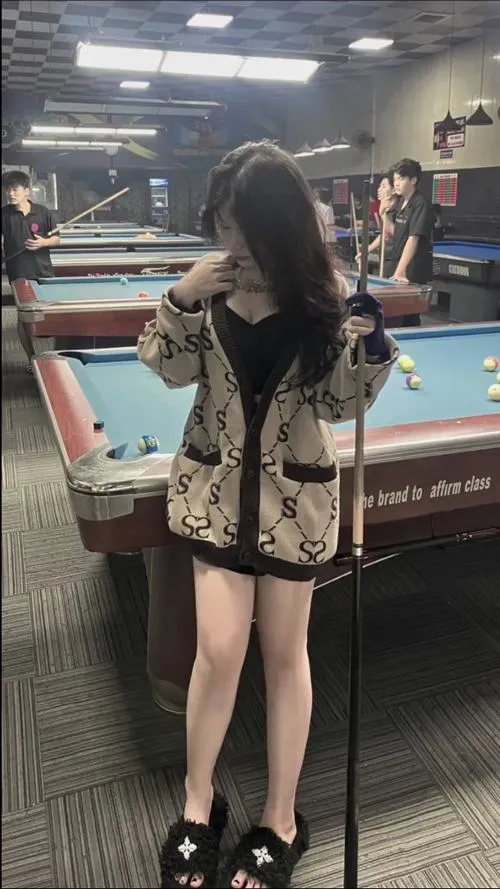 Hot girl bida xuất hiện tại câu lạc bộ bida