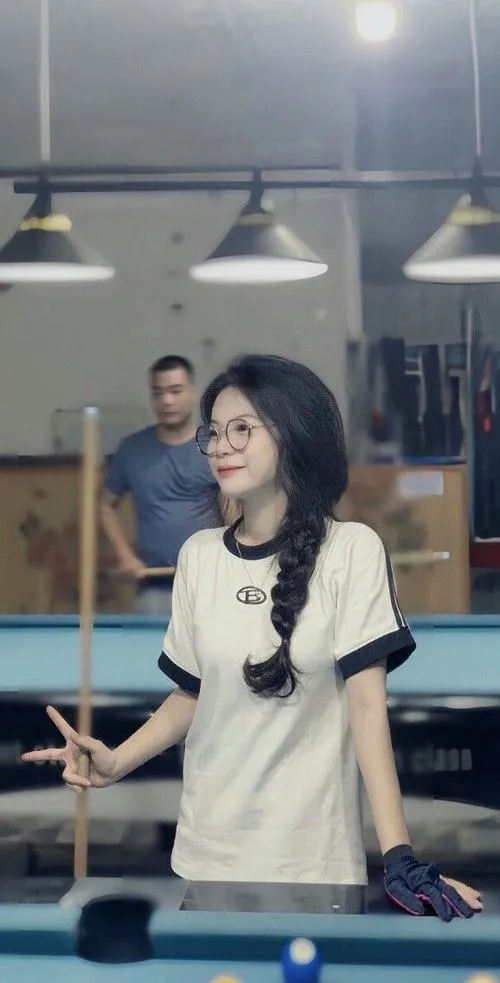 Khoảnh khắc gái đẹp chơi bida trong bida phăng tinh tế