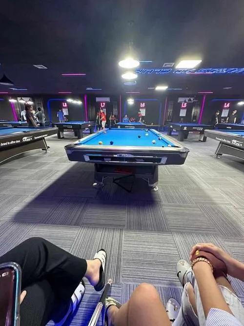 Vẻ gái xinh đánh bida với dáng đứng đẹp