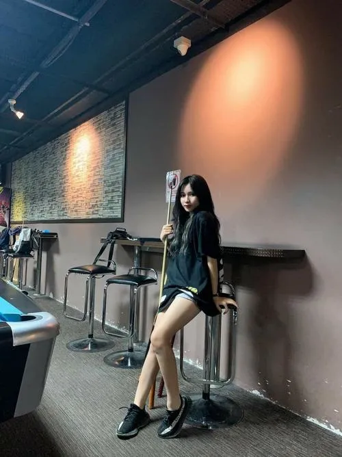 Vẻ đẹp gái xinh chơi bida không cần tạo dáng vẫn đủ hút hồn