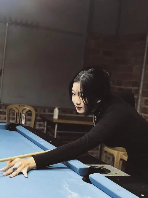 Phong thái hot girl bida cầm cơ bida ánh đèn vàng