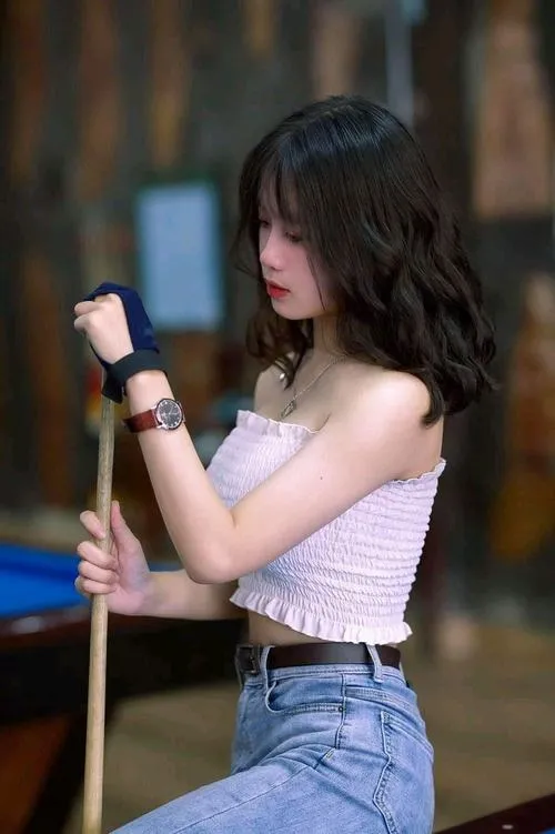 Tư thế gái đẹp chơi bida trên mặt bàn xanh