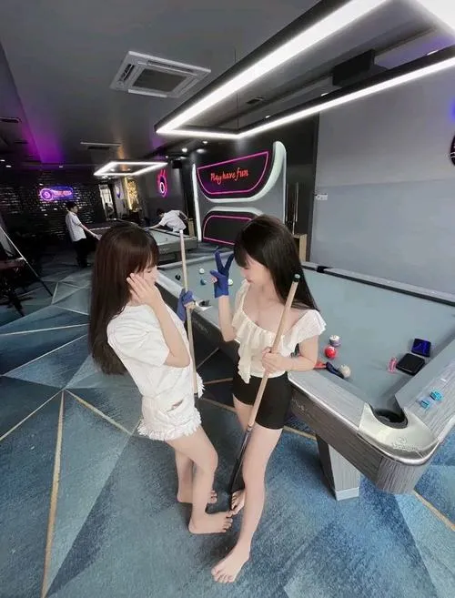 Gái xinh chơi bida trong ánh đèn mờ tạo cảm giác rất đời rất gần