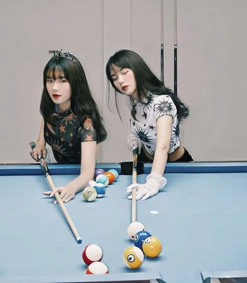 Phong thái gái xinh trong bida đầy năng động