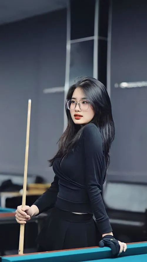 Vẻ gái xinh đánh bida thể hiện đối lập nữ tính