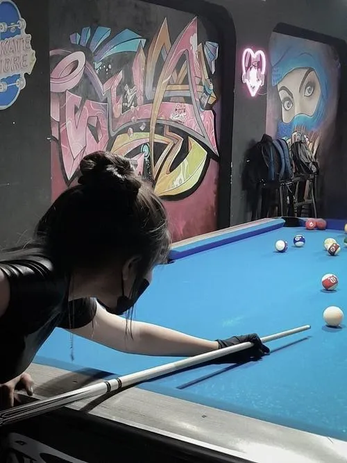 Khoảnh khắc gái đẹp chơi bida gợi giác gần gũi