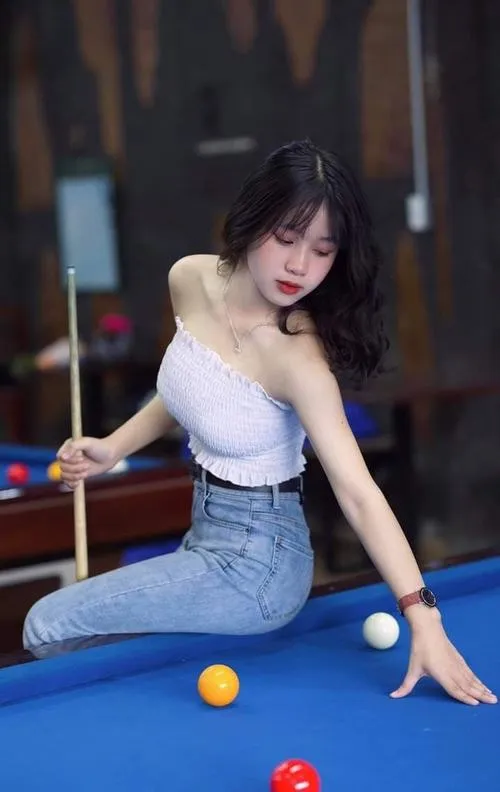 Ánh nhìn ảnh girl bida tập trung trên bi cái