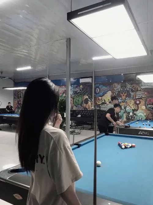 Tư thế gái xinh nghiêng người trên bàn bida