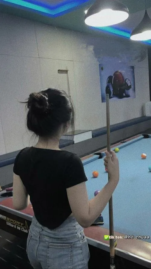 Ánh mắt mỹ nhân bida giữ khoảnh khắc tập trung