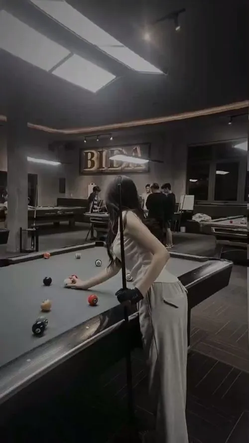 Ánh sáng làm mỹ nhân bida cuốn hút tự nhiên