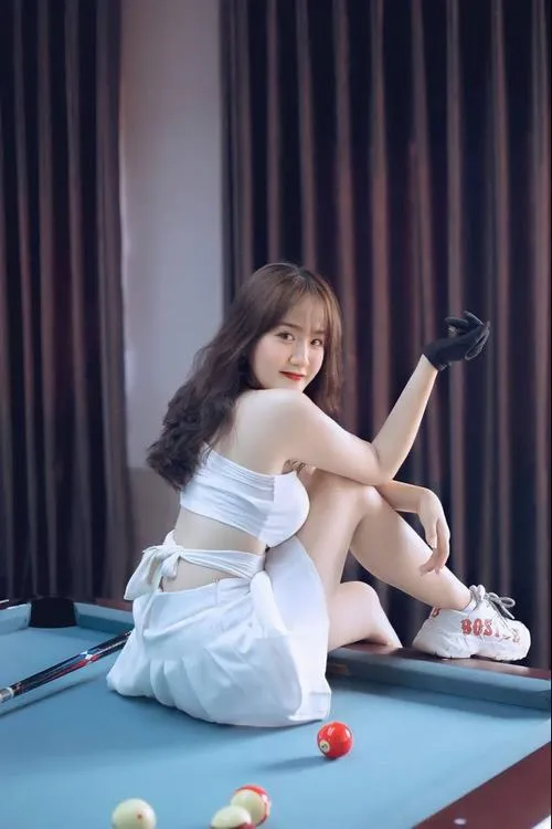 Ngắm gái xinh chơi bida mới thấy vẻ đẹp tập trung cũng quyến rũ