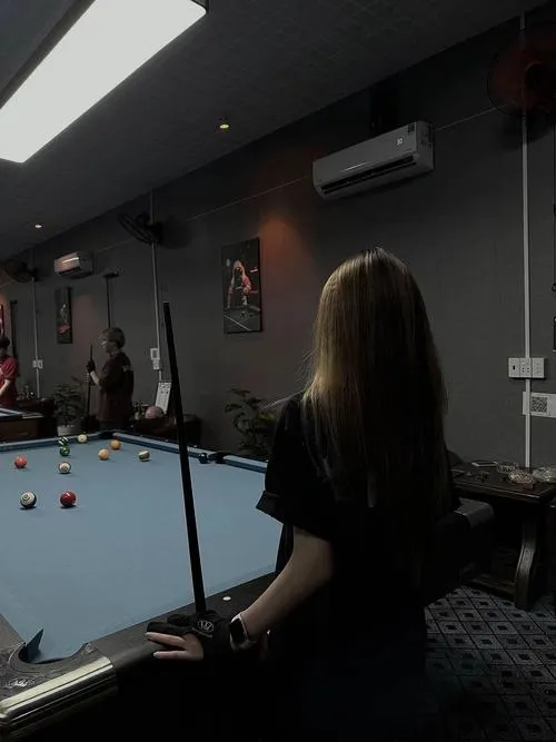 Dáng ảnh girl bida bên băng bàn thanh thoát