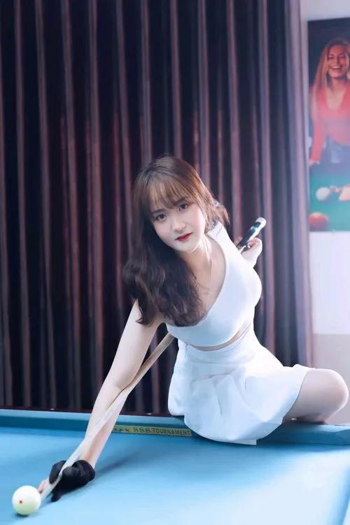 Khoảnh khắc gái xinh cầm cây cơ tập trung