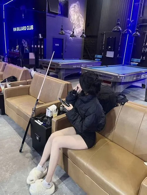 Khoảnh khắc gái đẹp chơi bida gợi quyến rũ tự nhiên