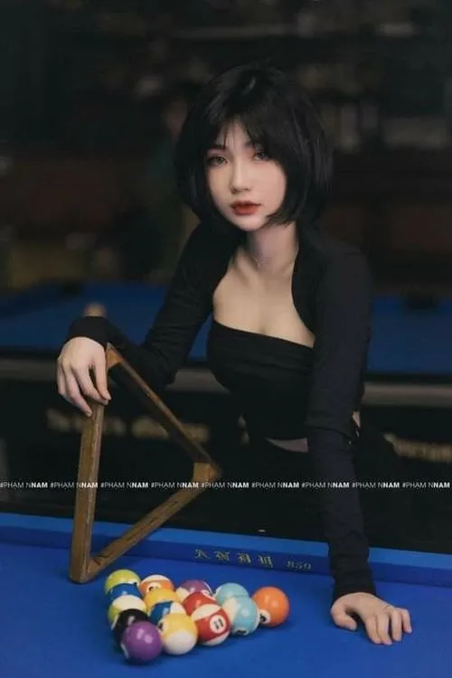 Hot girl bida tập trung cú đánh nhẹ chuẩn