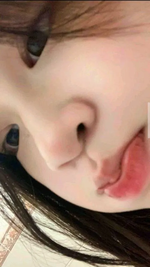 Cận cảnh bĩu môi làm sáng ánh mắt và đường nét gương mặt