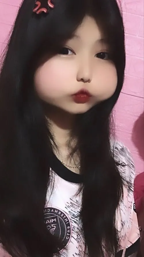 Ánh sáng nhẹ tăng vẻ trong trẻo cho biểu cảm chu mỏ